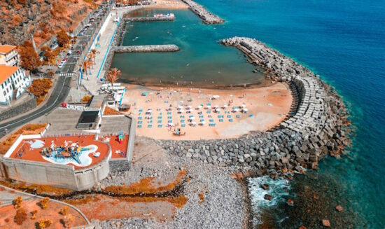 Calheta Beach auf Madeira: Paradies zwischen Bergen und Meer